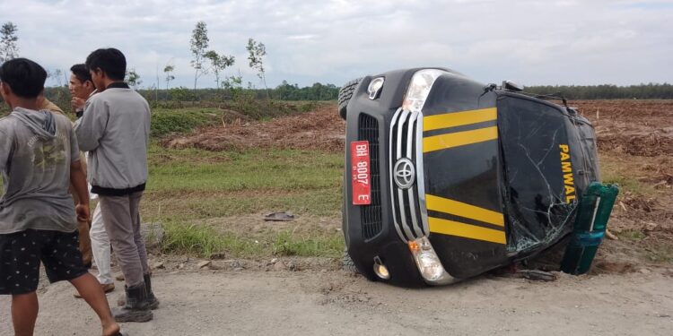 Mobil Patwal Satpol-PP Tanjabbarat Terbalik Saat  Iringi Bupati