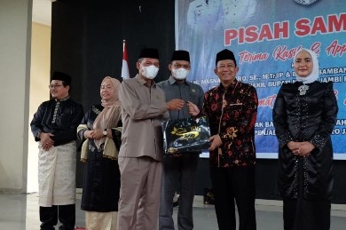 Purna Bhakti Bupati dan Wabup Muaro Jambi Periode 2017-2022, Pimpinan DPRD Berikan ini