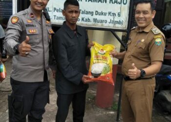 Kasubsektor Taman Rajo Bersama Pemdes Kemingking Dalam Salurkan 60 Paket Sembako