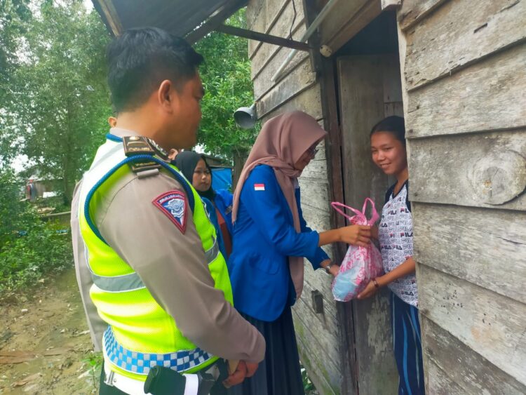 Peduli Warga, Polres Tanjabbar Bersama PMII Salurkan Bansos Langsung Ke Rumah
