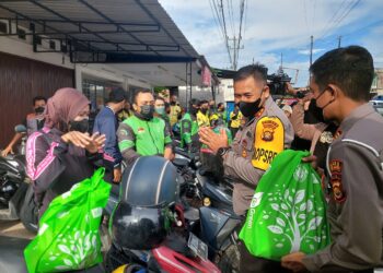 Kapolres Muaro Jambi Berikan Paket sembako Kepada Driver Ojol