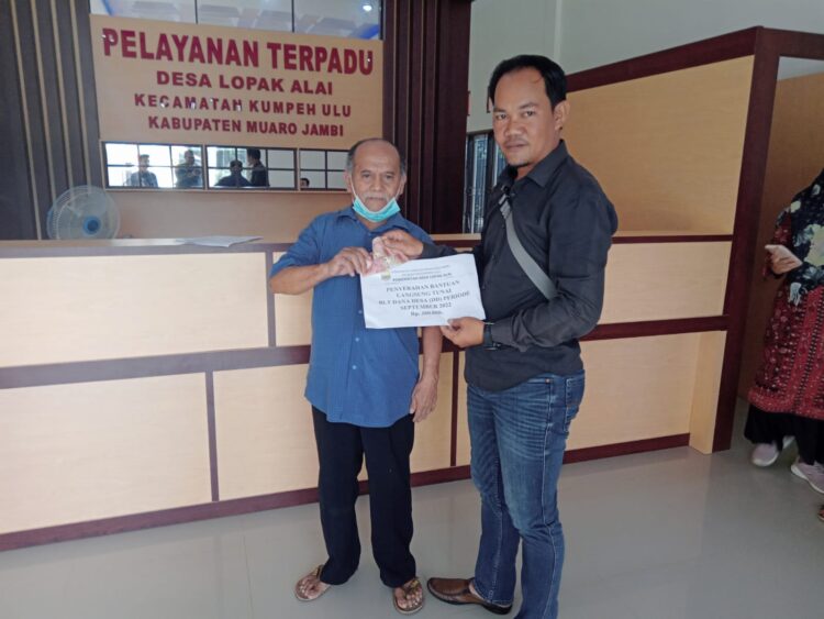 Pemdes Lopak Alai Salurkan BLT DD Tahap Sembilan
