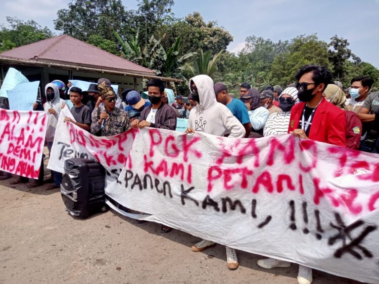 Diduga Limbah Cemari Sungai Batu Ampar, Warga Simpang Tuan Demo Ke PT PGK