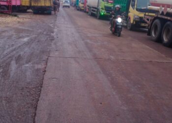 Breaking news !! Lagi kemacetan mengular akibat angkutan batubara