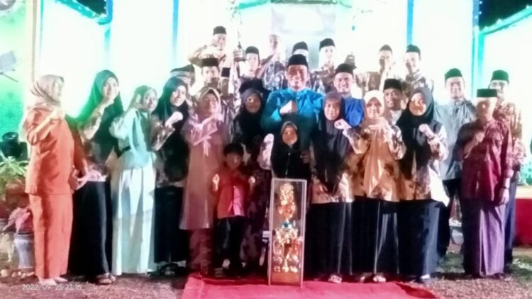 Bupati Fadhil Arief Serahkan Tropi Piala Juara Umum Kepada Kades Batin   