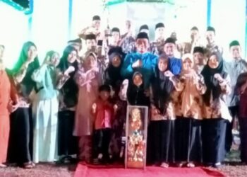 Bupati Fadhil Arief Serahkan Tropi Piala Juara Umum Kepada Kades Batin   