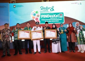 Bupati Tanjabbar Terima Penghargaan Upakarya Wanua Nugraha Kemendagri