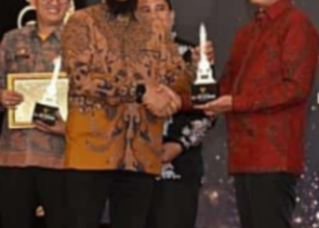 Bupati Batanghari Fadhil Arif Terima Award Dari KPID