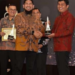 Bupati Batanghari Fadhil Arif Terima Award Dari KPID