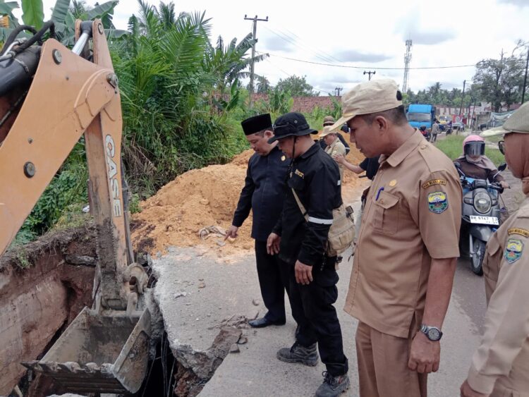 Wakil Ketua DPRD Muaro Jambi Tinjau Box Culcert Rusak Parah 