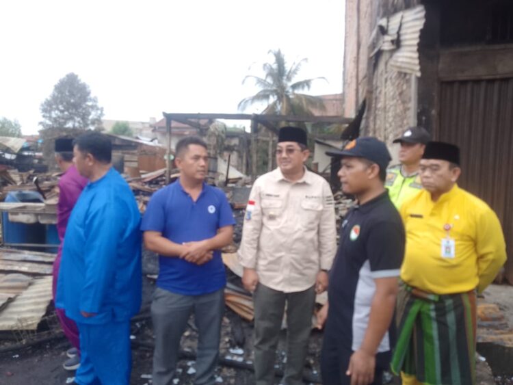 Bupati Tanjabbar Tinjau  Lokasi Kebakaran Pasar Ampera Kualatungkal