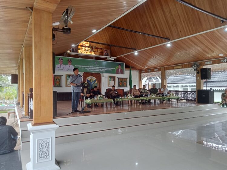 Bupati Berikan Penghargaan dan Lencana Kepada Desa Mandiri