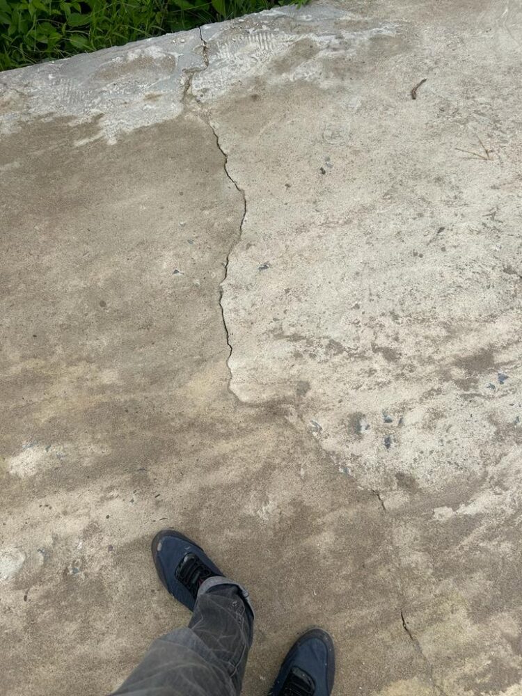 Diduga Asal Jadi, Proyek Jalan Menuju Kantor Camat Seko Sudah Rusak