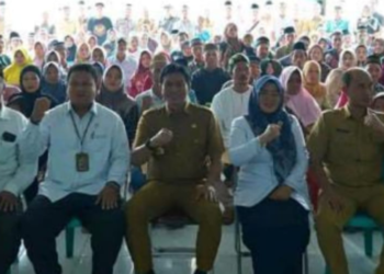 Bupati Batanghari MFA Serahkan Puluhan Buku Nikah