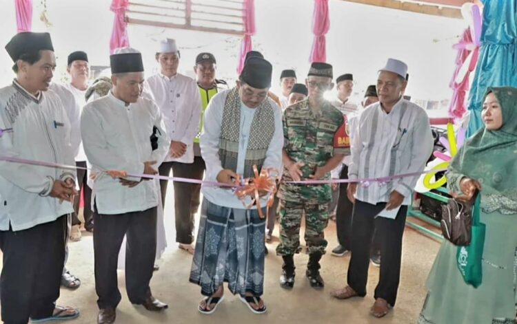 Safari Jum’at di Desa Tanah Tumbuh, Bupati Tanjabbbar Juga Apresiasi Produk Batik Renah Mendaluh