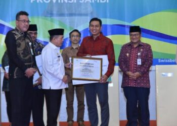 Bupati Batanghari Fadhil Terima Penganugrahan Paritrina Award Tahun 2022