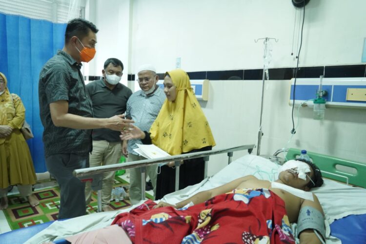 Pj Bupati Bachyuni Besuk Warganya Yang Diserang Beruang