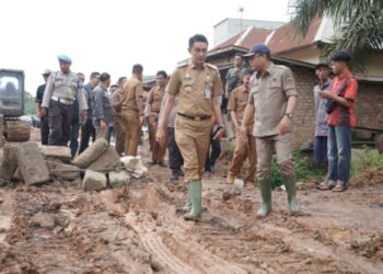 Pj Bupati Bachyuni Tinjau Kondisi Jalan Desa Bakung – Niaso.