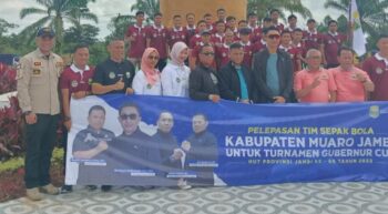 Pelepasan Tim Sepakbola Muaro Jambi Digelar di Taman Tugu Obor Pijoan Oleh Pj Bupati.