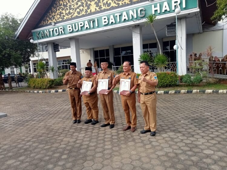 Sekda Batanghari Berikan Penghargaan Satyalencana Karya Satya Kepada ASN