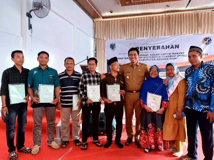 Kembali Kantah BPN/ATR Batanghari Serahkan Sertifikat Program PTSL Tahun 2022