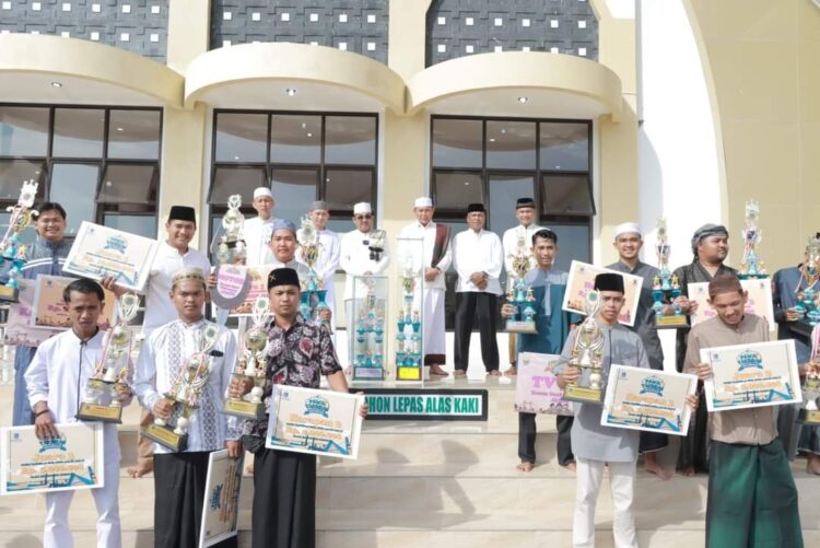 Bersama Wabup, Bupati Sholat Idul Fitri di Masjid Syeikh Utsman Kualatungkal
