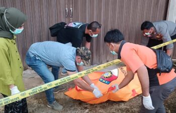 Breaking news Mayat Lelaki Tanpa Indentitas Didepan Ruko