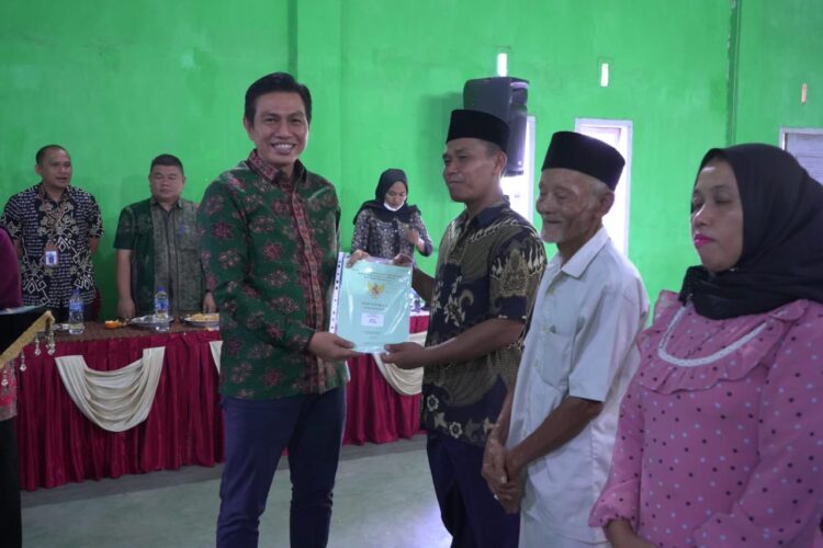 Bupati Fadhill Serahkan Sertifikat sebanyak 779