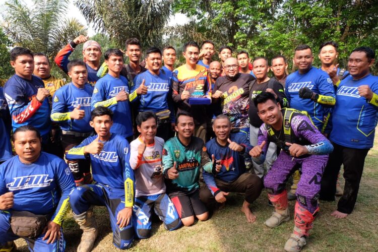 Salurkan Hobi, Pj Bupati Bachyuni Gunakan Trail Tinjau Jalan Rusak di Jaluko