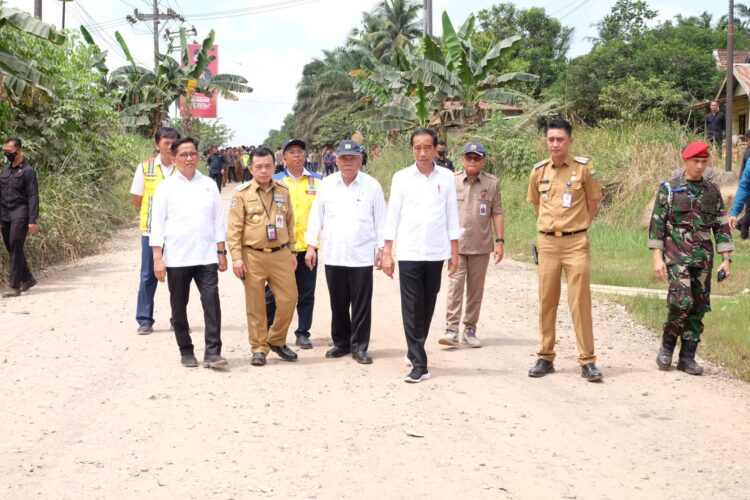 Pj Bupati Bachyuni Dampingi Presiden Jokowi Survey Jalan Yang Rusak