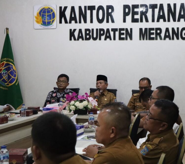 Kepala Kantah ATR/ BPN Merangin Musleh Dampingi Bupati Mashuri di Giat Penetapan 609 Persil Sertifikat Tanah