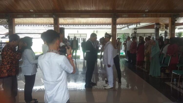 Bupati Batanghari Fadhil Lantik Kades PAW Sungai Buluh