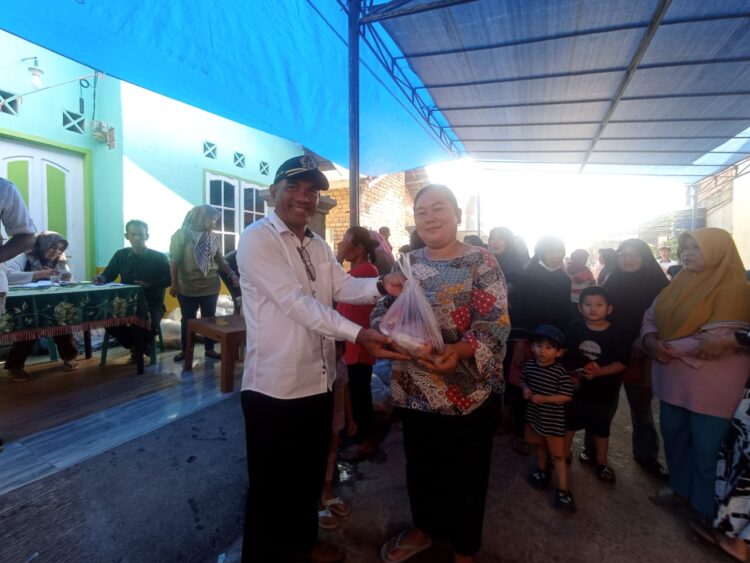 Anggota DPRD Muaro Jambi Zulkifli Gelar Banting Harga Ikan Nila