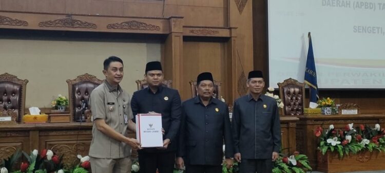 Bahas Ranperda APBD 2024, DPRD Muaro Jambi Gelar Paripurna