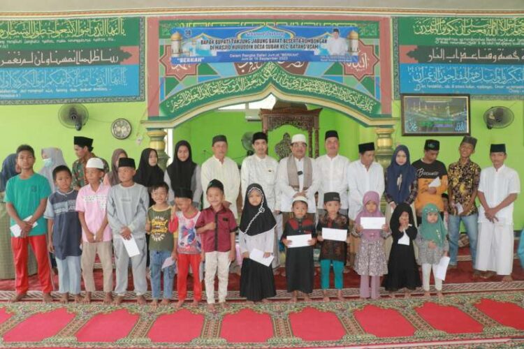 Bupati Tanjab Barat Safari Jumat Berkah di Masjid Nuruddin Desa Suban