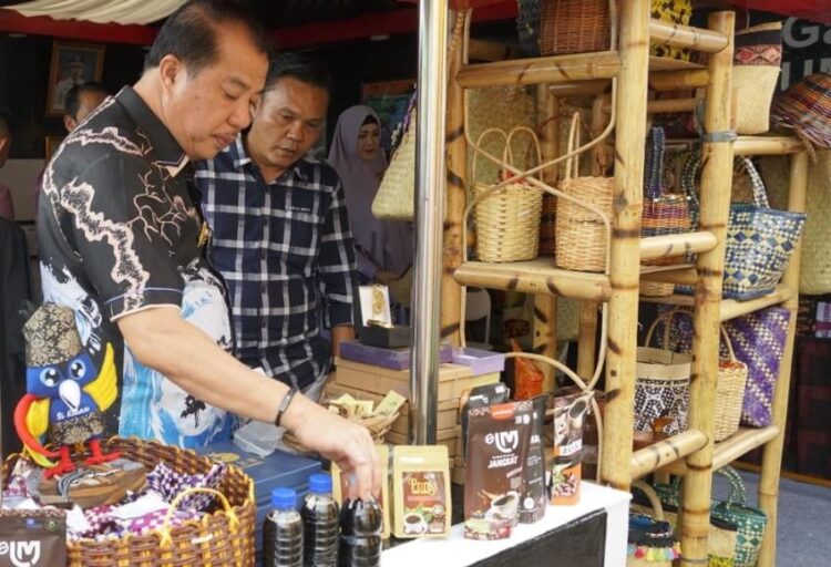 H Mukti Tinjau Stand Merangin di Pameran STQH XXVII di Provinsi Jambi