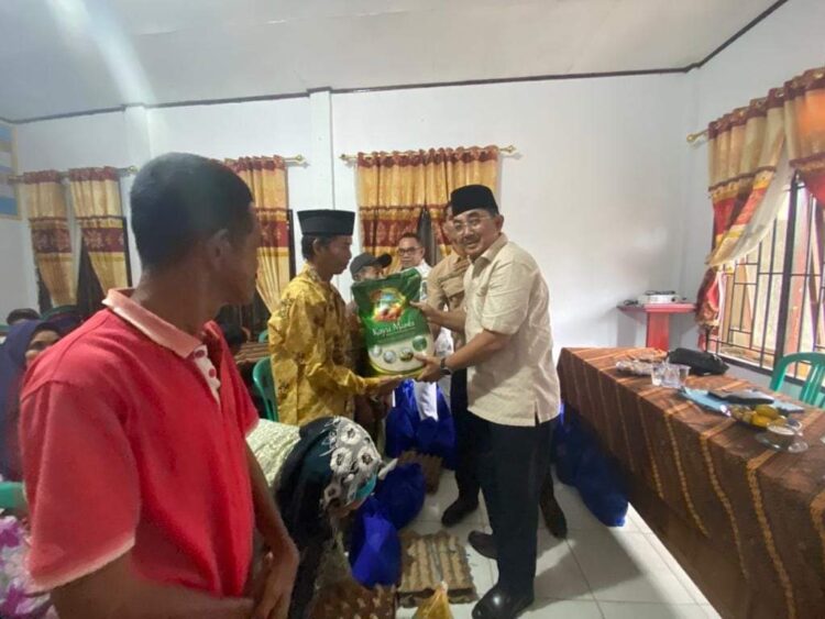 Bupati Tanjabbar Berikan Bansos Sembako Untuk Lansia Dan Penyandang Disabilitas