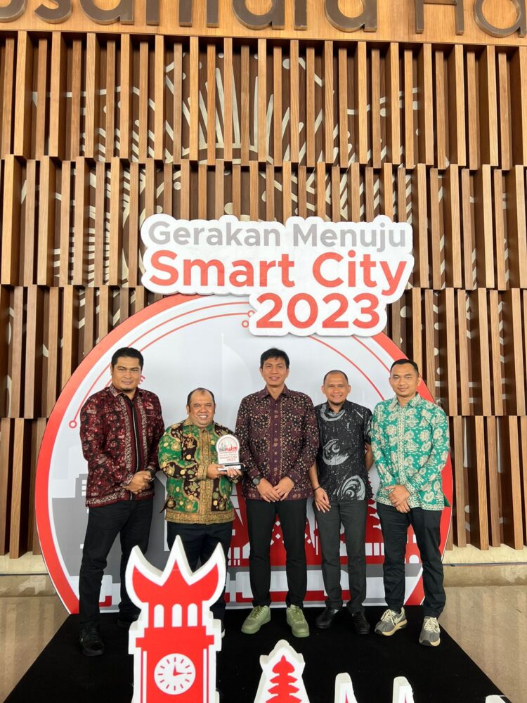 Bupati Fadhil Terima Penghargaan Smart City