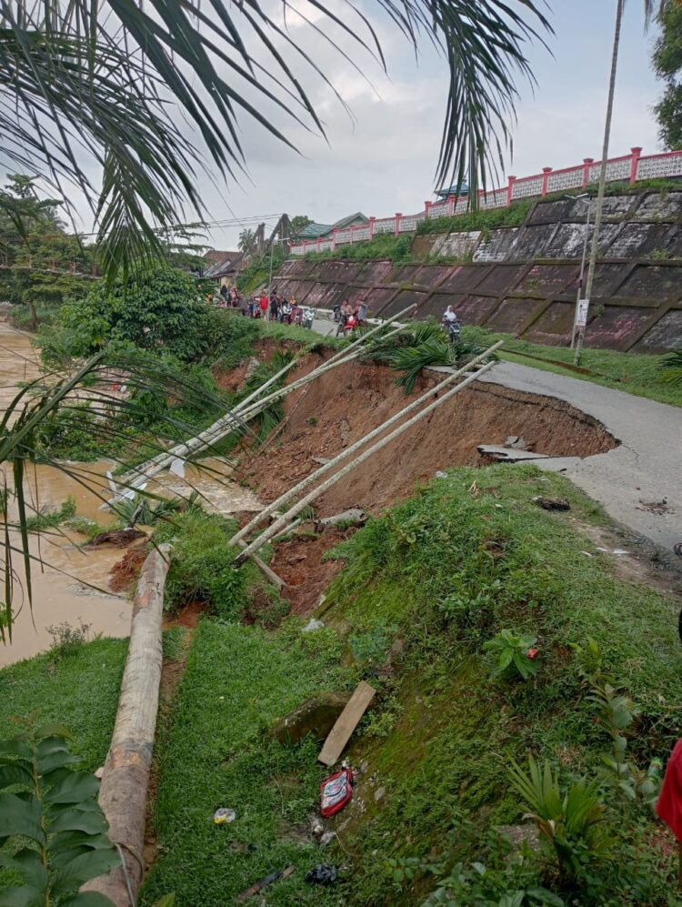 Breaking News !!! Tebing Longsor Membahayakan