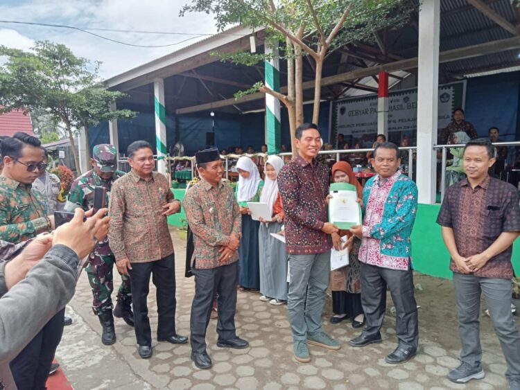 Bupati Fadhil Serahkan Sertifikat di Desa Muara Tembesi