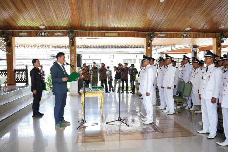 Bupati Fadhil Lantik Kades Penyesuaian