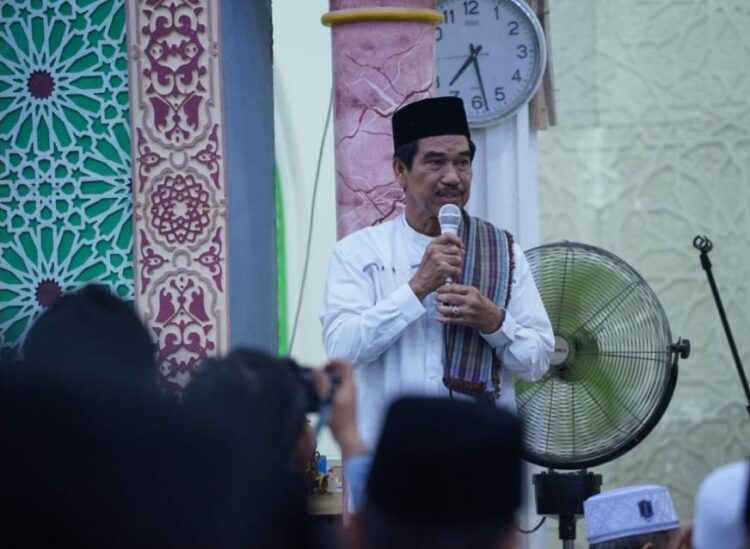 Pj Bupati R Najmi Sholat Ied di Masjid Itiqomah Sengeti   