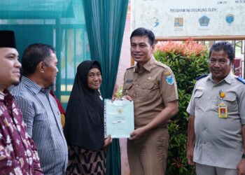 Bupati Fadhil Serahkan 58 Sertifikat