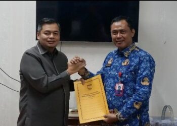 Faried Serahkan SK Penetapan Pimpinan DPP Partai Golkar ke Sekretaris DPRD Kota Jambi