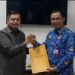 Faried Serahkan SK Penetapan Pimpinan DPP Partai Golkar ke Sekretaris DPRD Kota Jambi