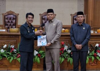 Pj Bupati Muaro Jambi R Najmi Hadiri Paripurna Ranperda