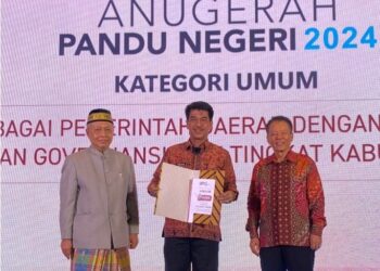 Pj Bupati Muaro Jambi Raden Najmi Terima Anugrah Pandu Negeri 2024