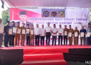 Bersama Menko AHY Serahkan Sertipikat Tanah untuk Rakyat di Bengkulu