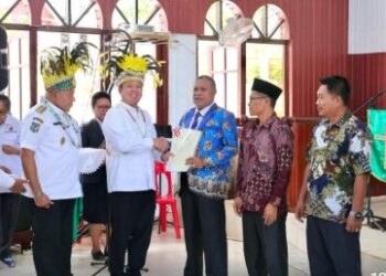 Menteri Nusron Serahkan Sertipikat di Papua