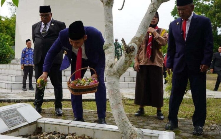 Bupati Merangin Syukur Tabur Bunga TMP, Dihari Pahlawan